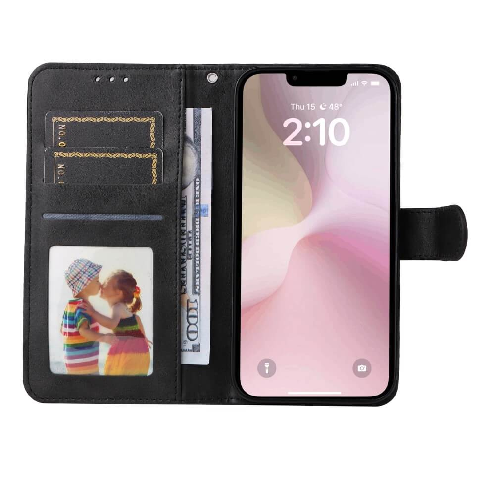 Una custodia a libro nera per telefono con soldi, carte e foto di bambini.