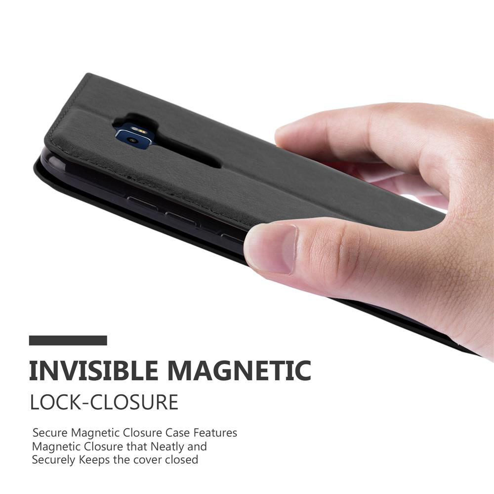 Mano che chiude una custodia per telefono nera con chiusura magnetica.