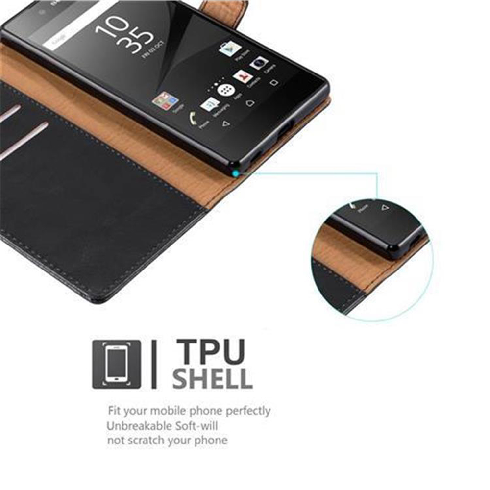 Uno smartphone nero all'interno di una custodia marrone e nera. Un primo piano mostra il dettaglio.