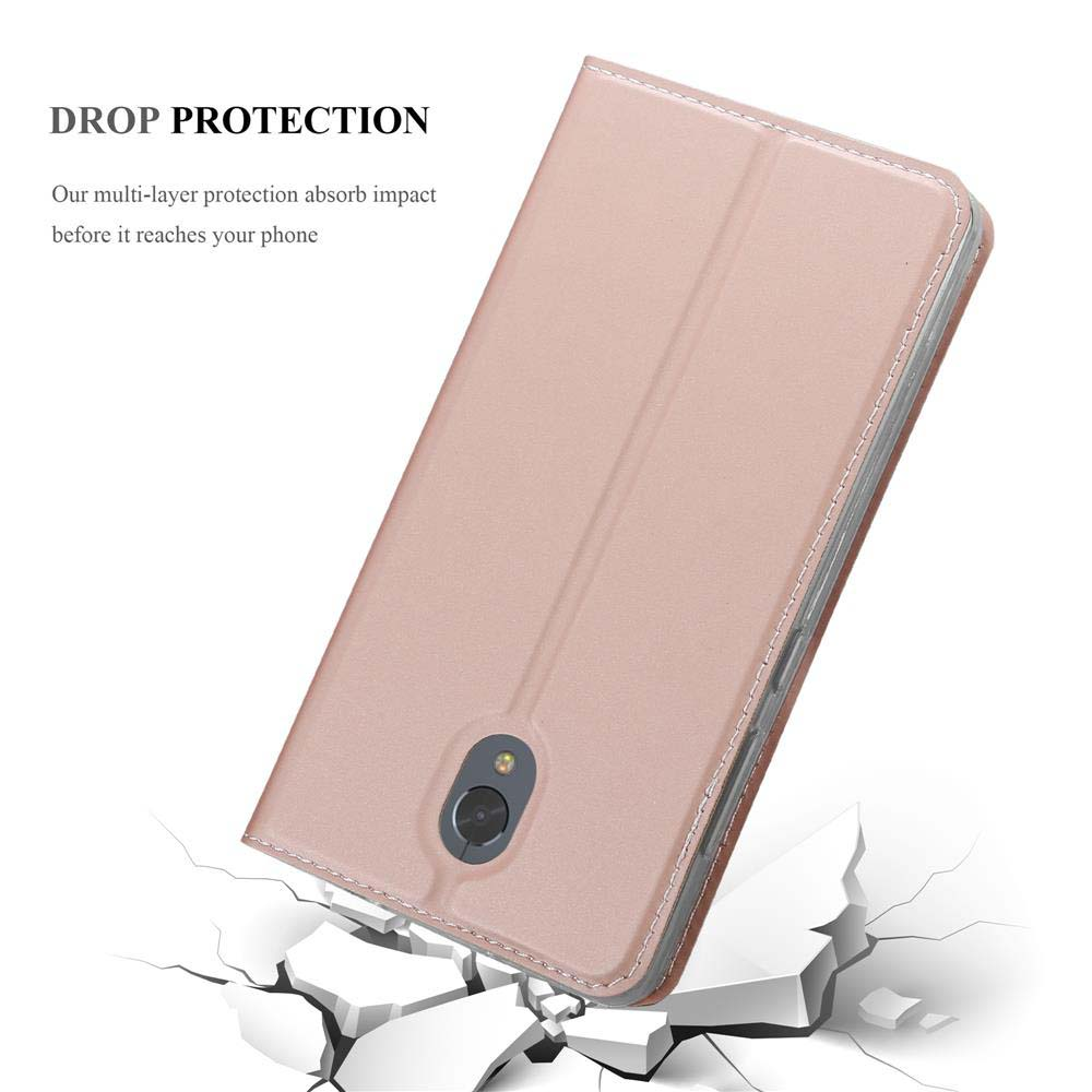 Una custodia per telefono color oro rosa poggia su un terreno screpolato.