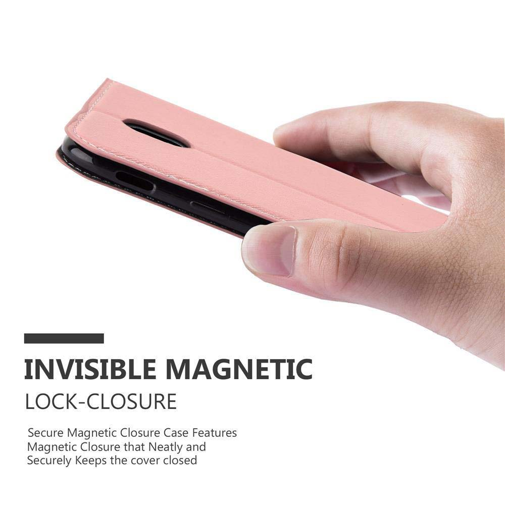 Una mano tiene una custodia rosa per telefono con chiusura magnetica.