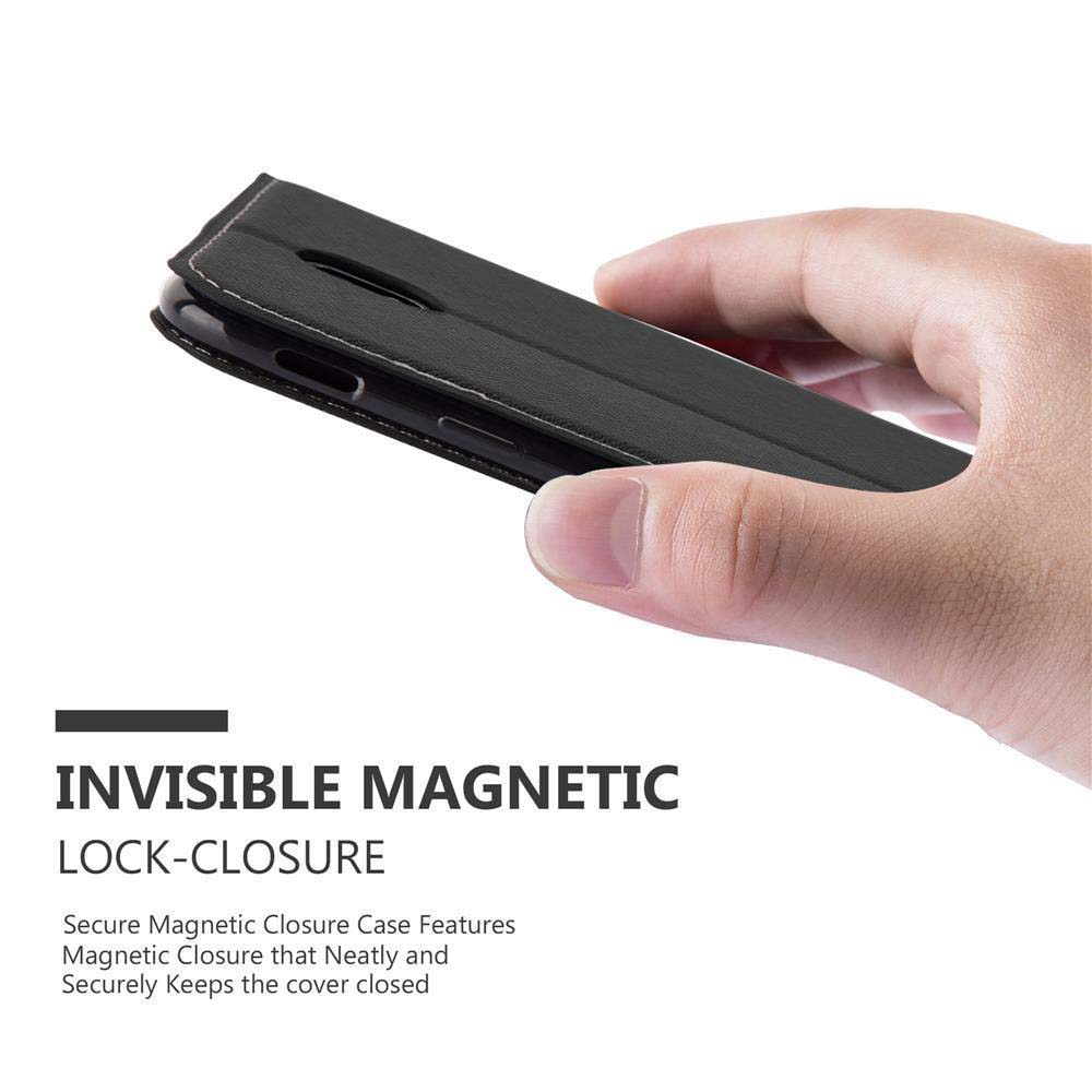 Una mano tiene una custodia nera per telefono con chiusura magnetica invisibile.