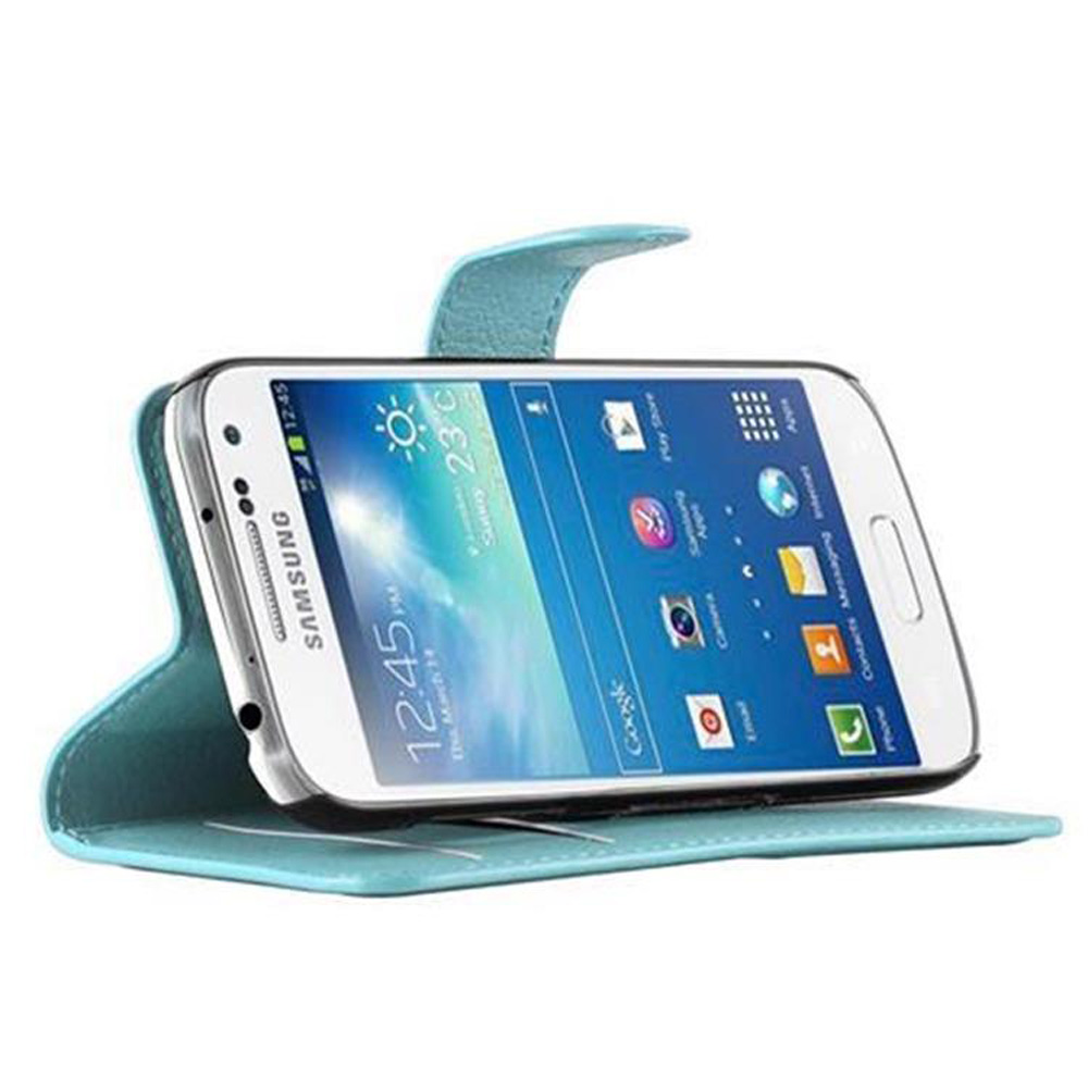 Una custodia a libro azzurra tiene uno smartphone Samsung con sfondo blu.