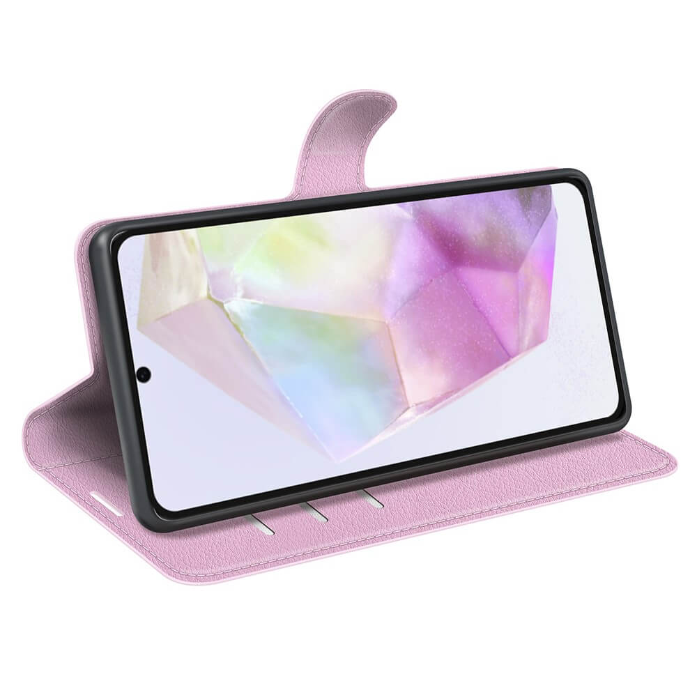 Una custodia a libro rosa per telefono con uno smartphone che mostra un'immagine astratta e sfaccettata.