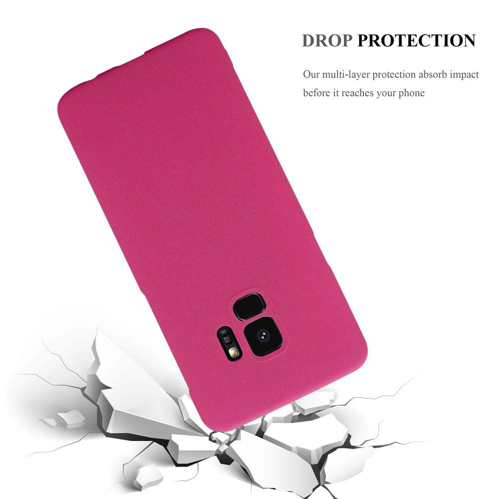 Una cover rosa per telefono cade su una superficie incrinata.