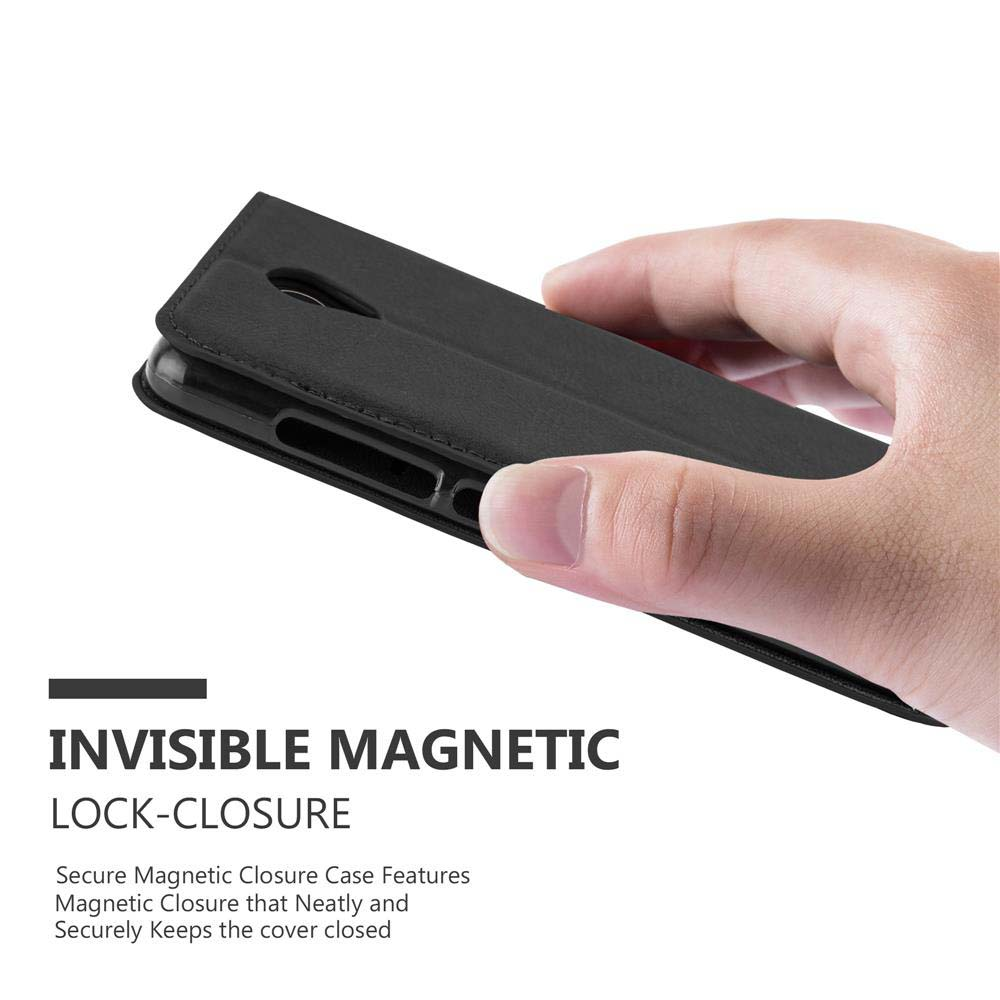 Una mano tiene una custodia nera per telefono con chiusura magnetica.