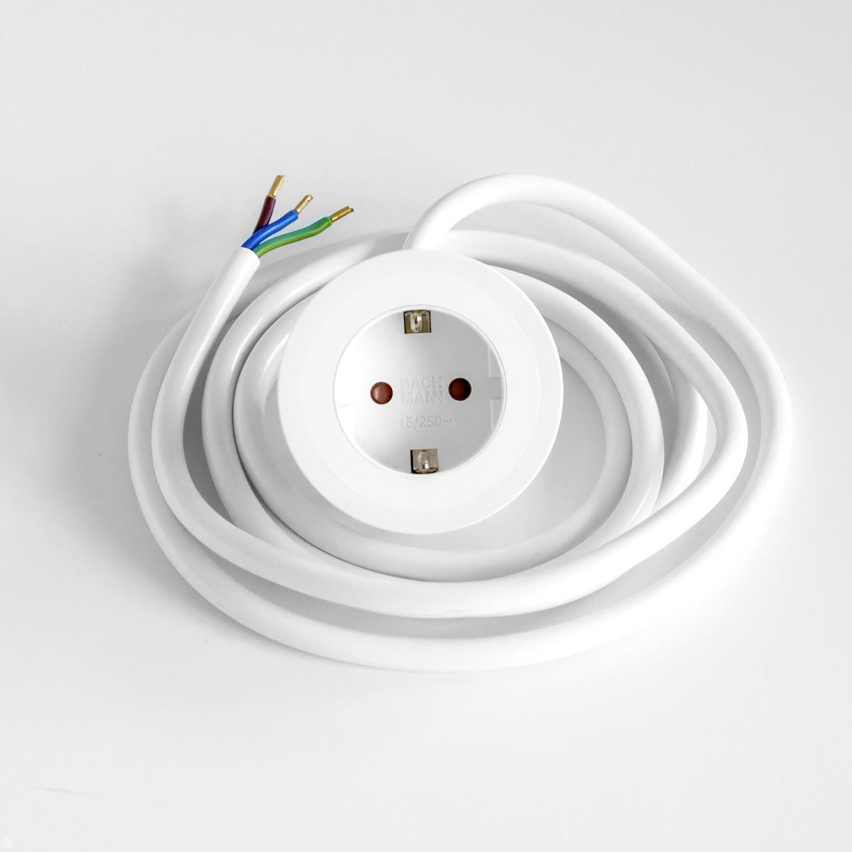 Un cavo elettrico bianco con una presa e fili scoperti su sfondo bianco.