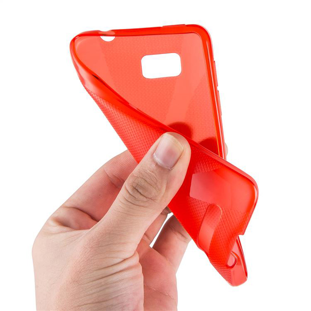 Una cover per telefono rossa traslucida tenuta da una mano.