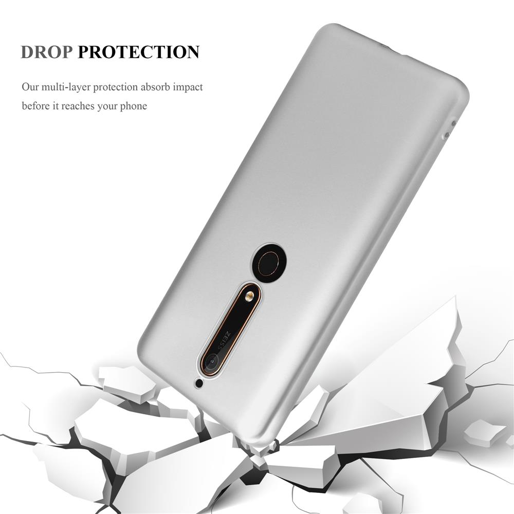 Una cover argentata per telefono con fotocamera ZEISS sfonda un pavimento bianco.