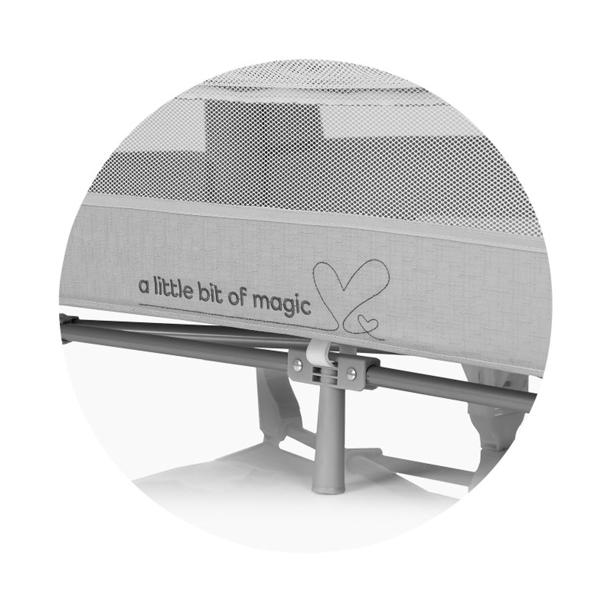 Grauer Stubenwagen mit Aufschrift 'a little bit of magic' und Herz.