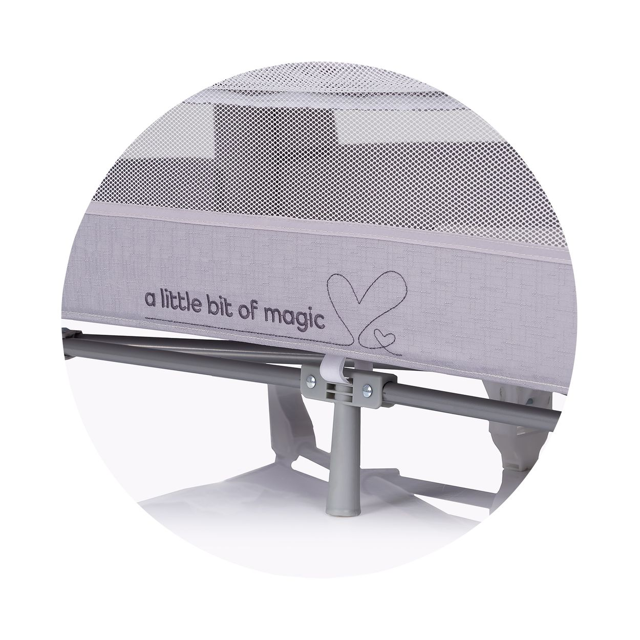 Grauer Stoff mit Aufdruck 'a little bit of magic' und Herzmotiv, Babybett-Detail.