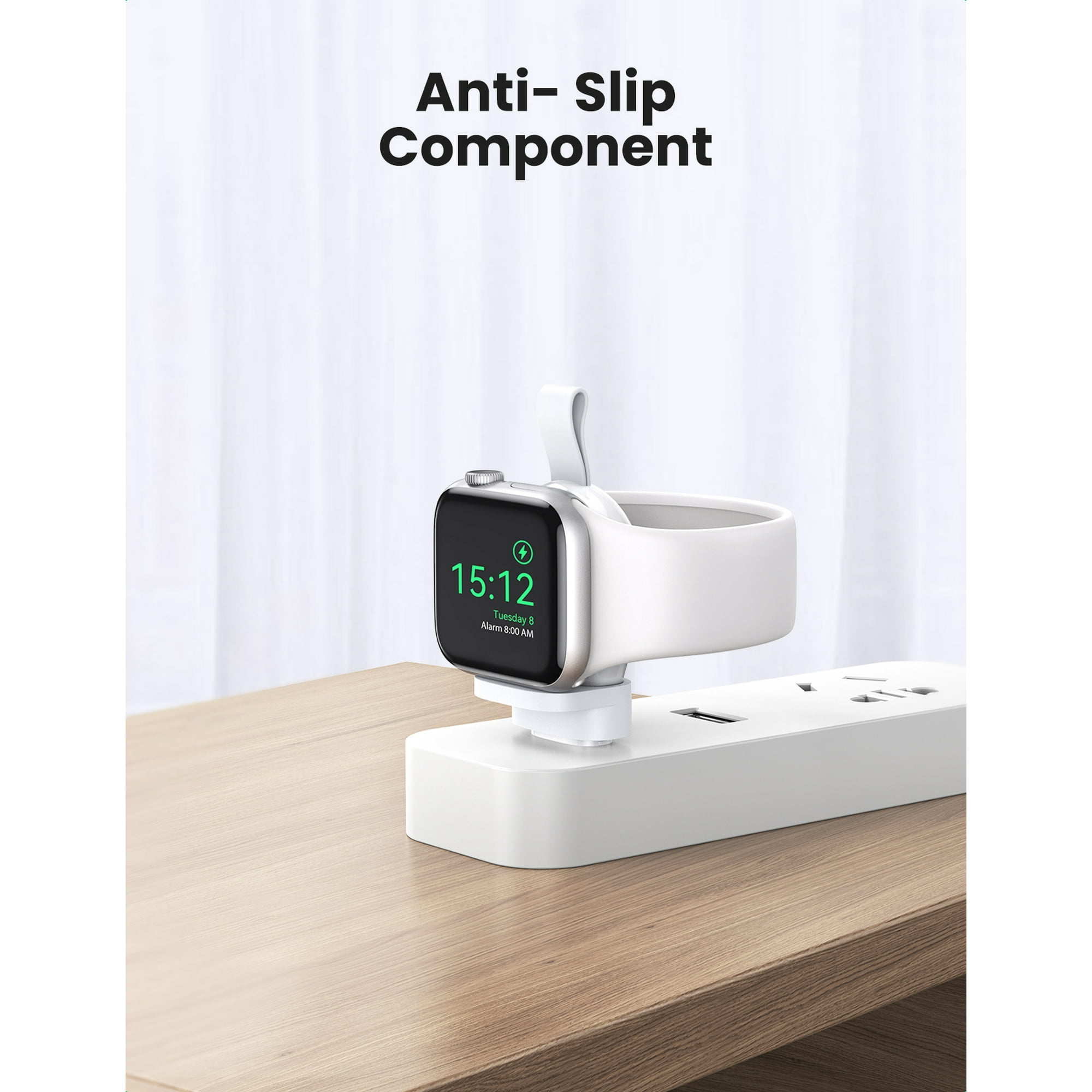 Weiße Smartwatch auf Ladestation mit Steckdosen und USB-Anschlüssen.