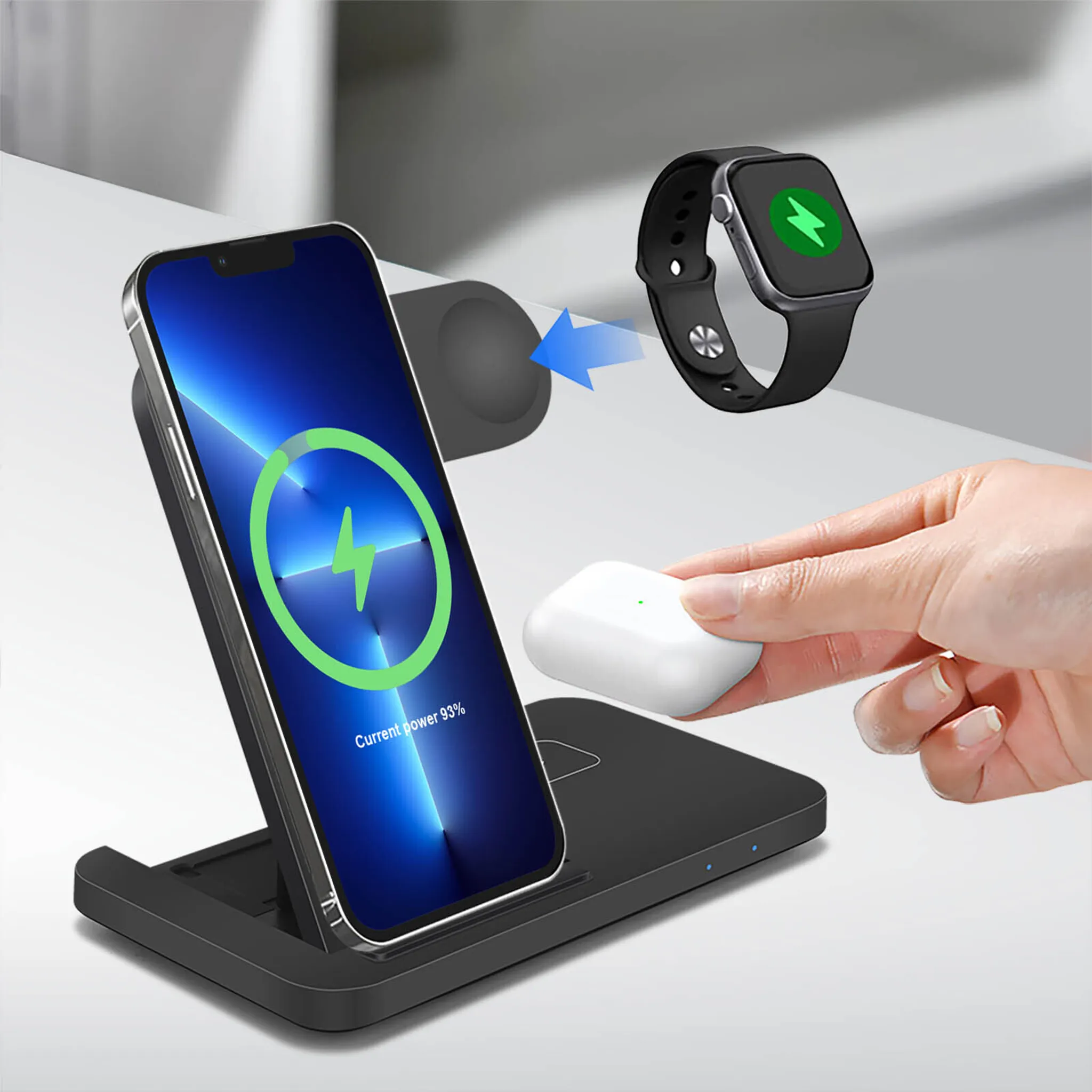 Ein Smartphone, eine Smartwatch und Ohrhörer werden auf einem schwarzen Ladegerät aufgeladen.