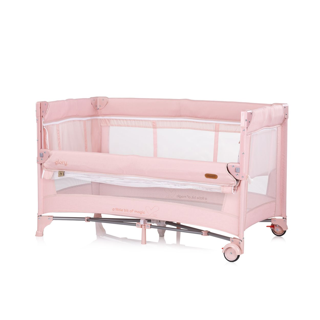 Ein rosafarbener Kinderwagen mit Netzseiten und Rädern. Text: 'glory' und 'a little bit of magic'.