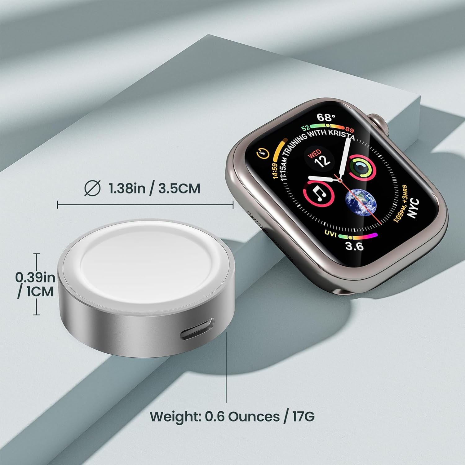 Ein silbernes Smartwatch-Ladegerät (Durchmesser 3,5 cm, Höhe 1 cm, Gewicht 17 g) und eine Smartwatch.