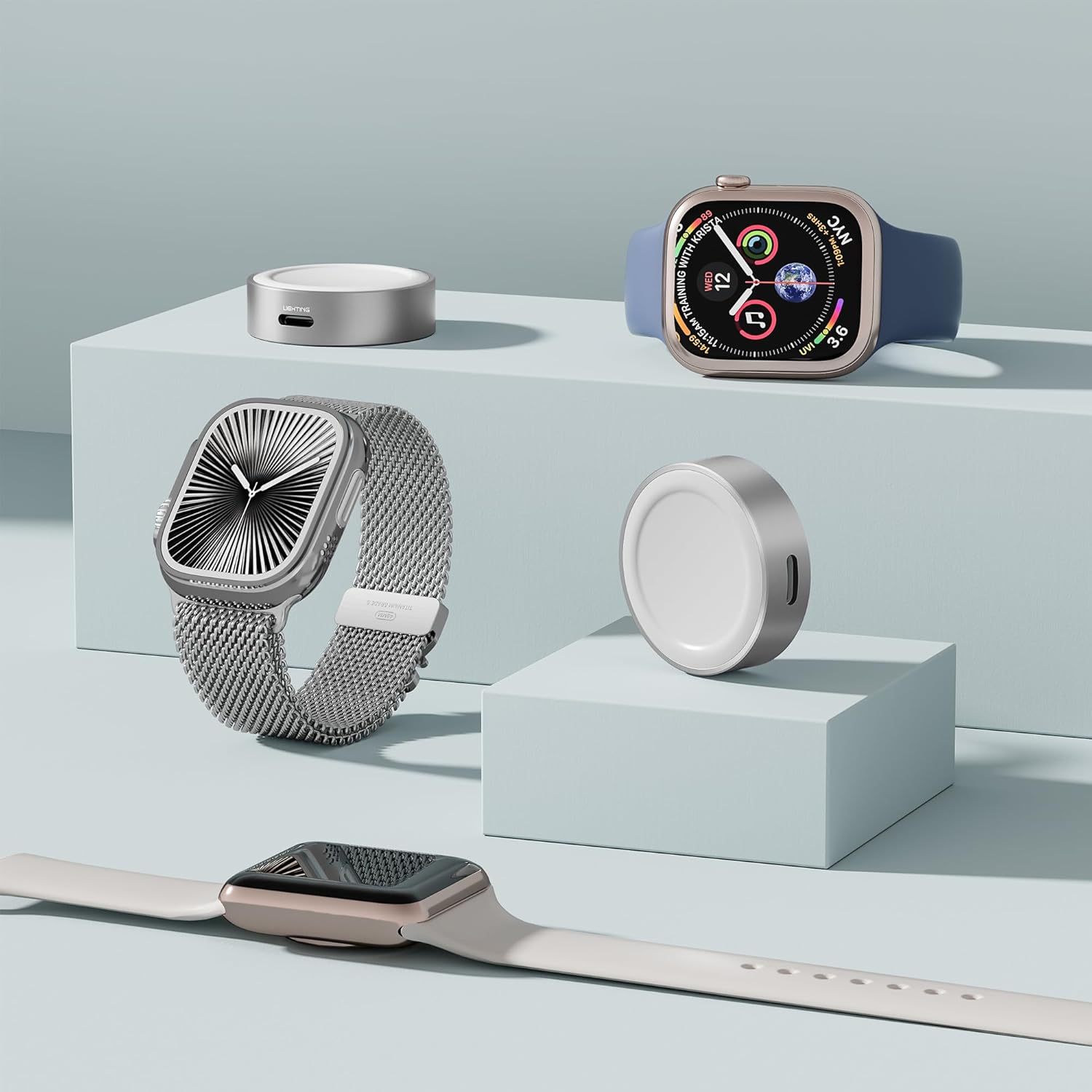Drei Apple Watches und zwei Ladestationen auf hellblauem Hintergrund.