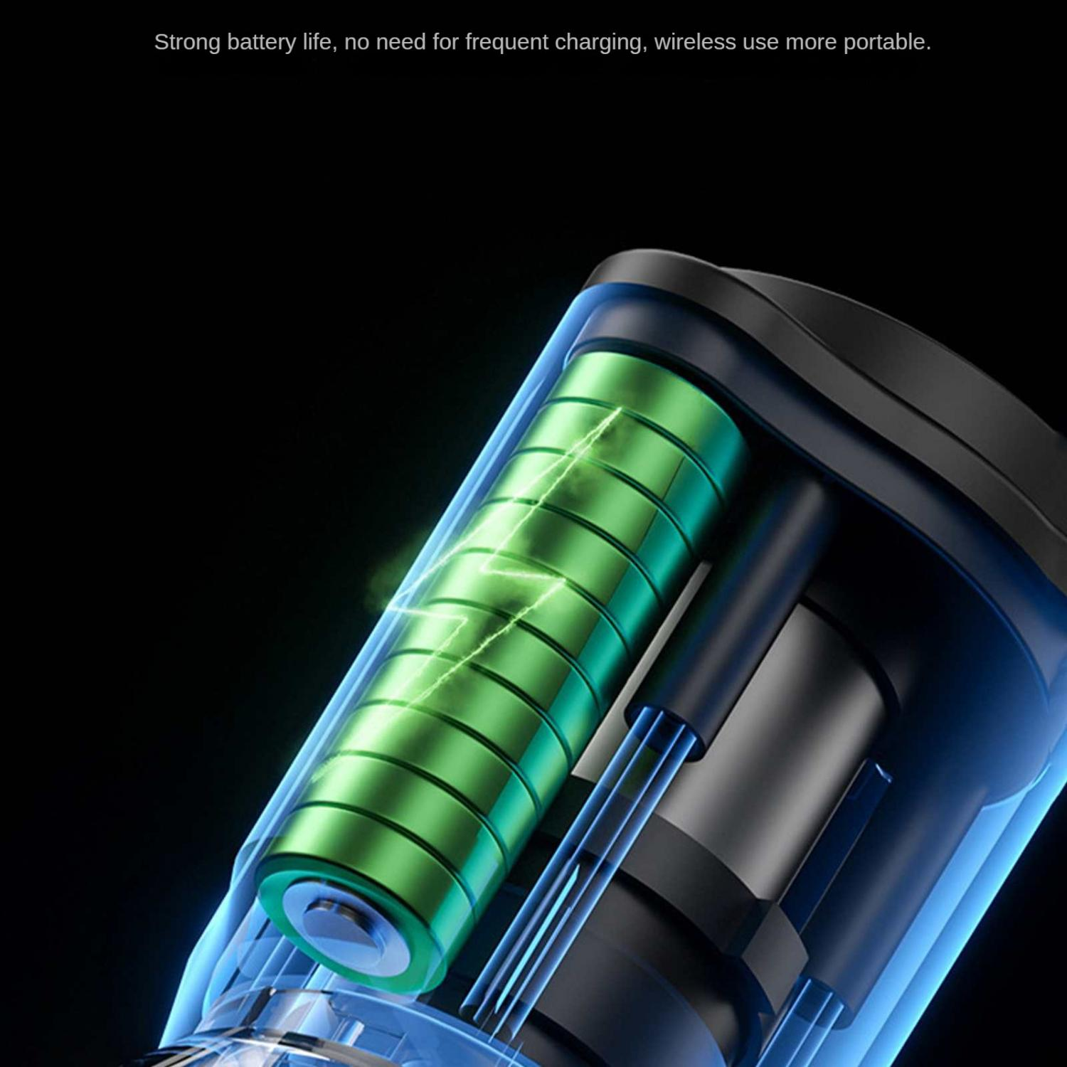 Grüne Batterie mit blauem Licht und Energieentladung im schwarzen Hintergrund.