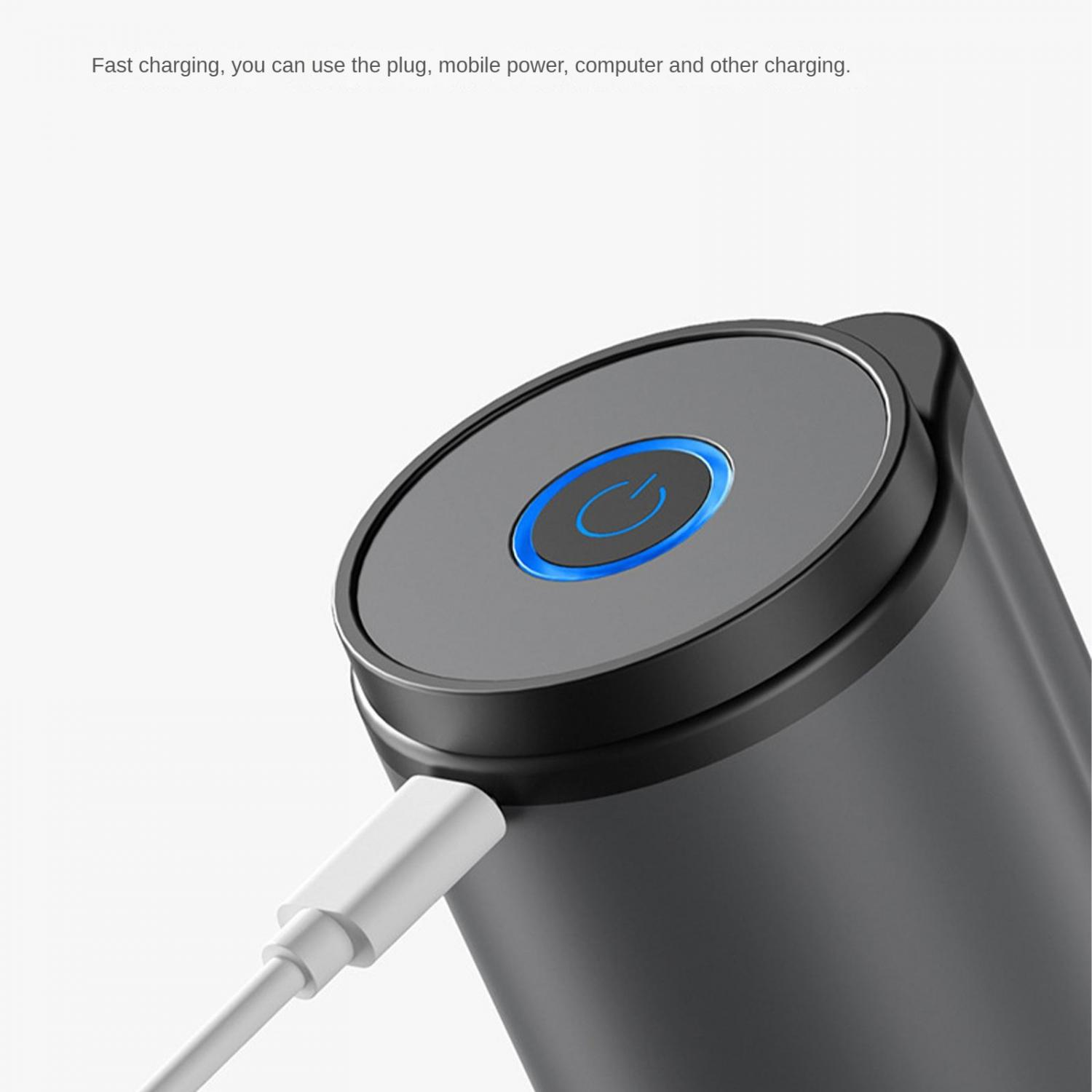 Ein weißes USB-Kabel steckt in einem dunklen Ladegerät mit leuchtendem Power-Symbol.
