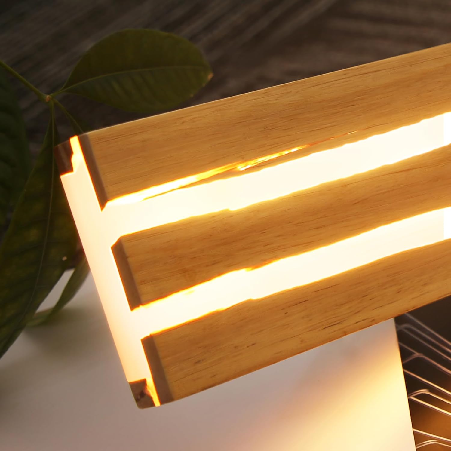 Ein hölzerner Tischlampenkörper mit drei hellen Lichtern.
