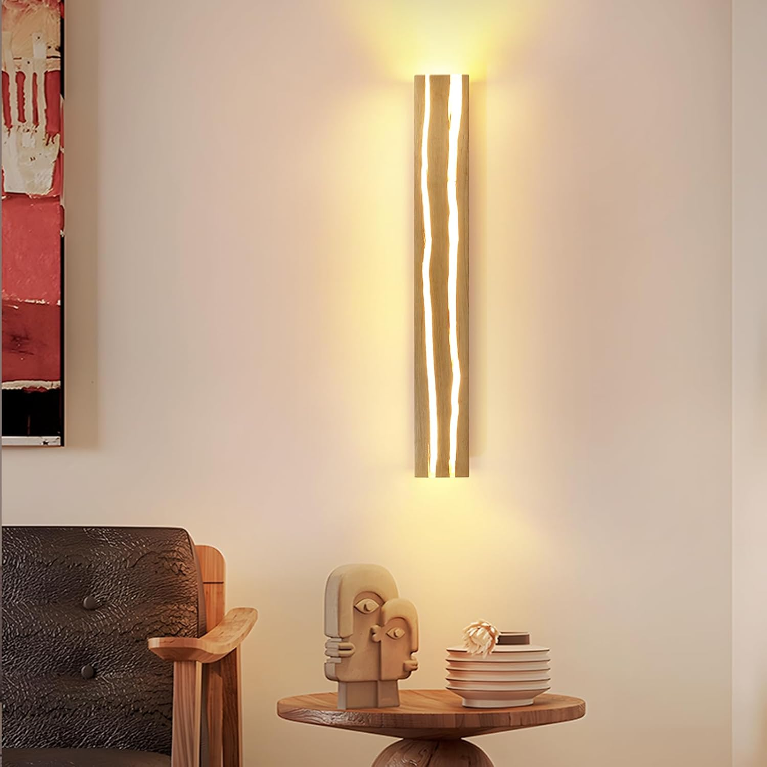 Holz-Wandleuchte mit zwei Lichtern neben einem Kunstwerk und einer Sitzgelegenheit.