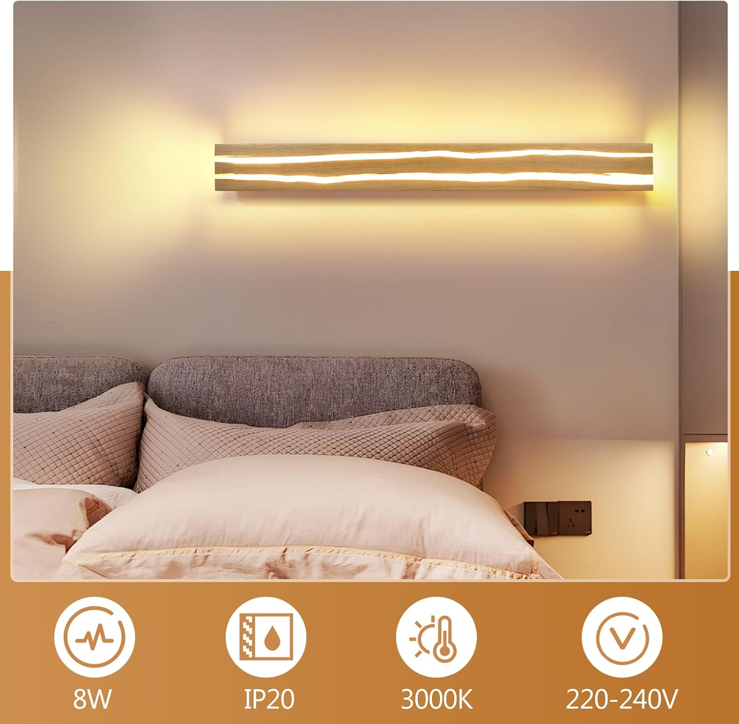 Ein hölzerner Wandleuchter mit warmem Licht über einem Bett mit Kissen.