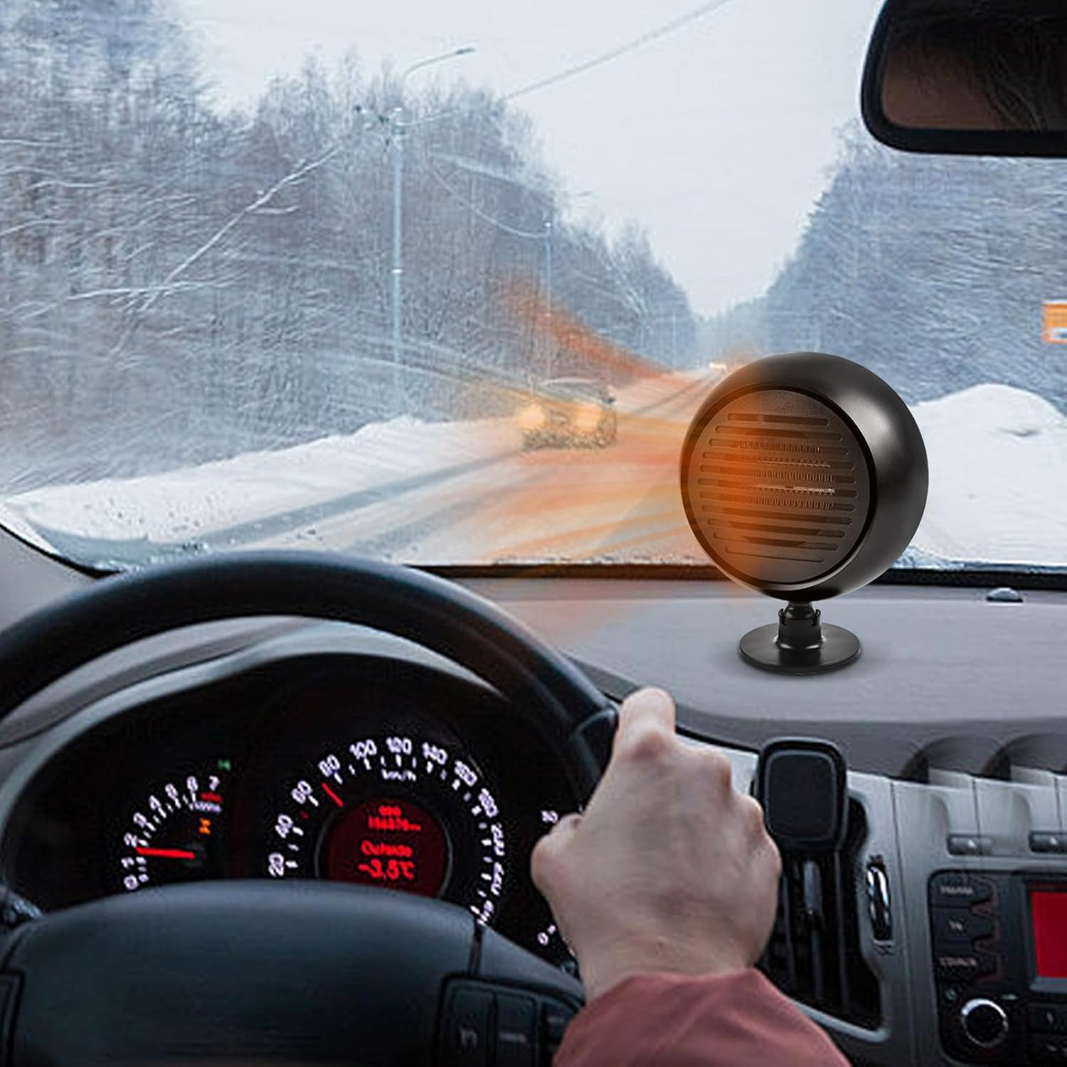Ein schwarzer Heizlüfter auf dem Armaturenbrett eines Autos bei Schneefall.