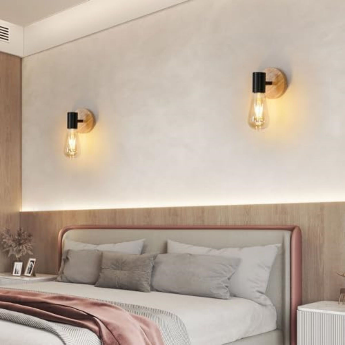 Ein Schlafzimmer mit einem Bett, zwei Wandlampen und Nachttischen.