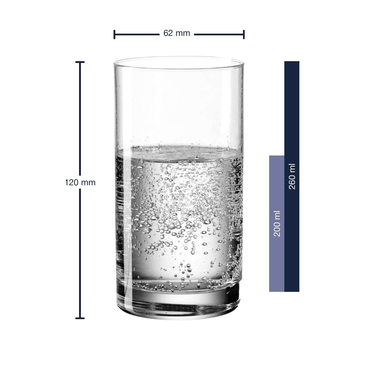 Ein Glas mit sprudelndem Wasser, 120 mm hoch und 62 mm breit.