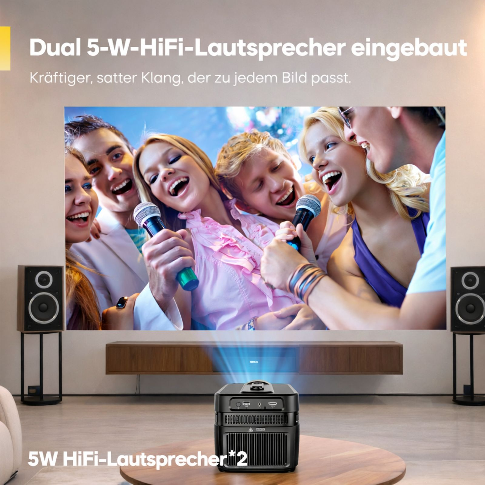 Ein Projektor mit eingebauten Lautsprechern zeigt eine Gruppe von Freunden beim Karaoke.