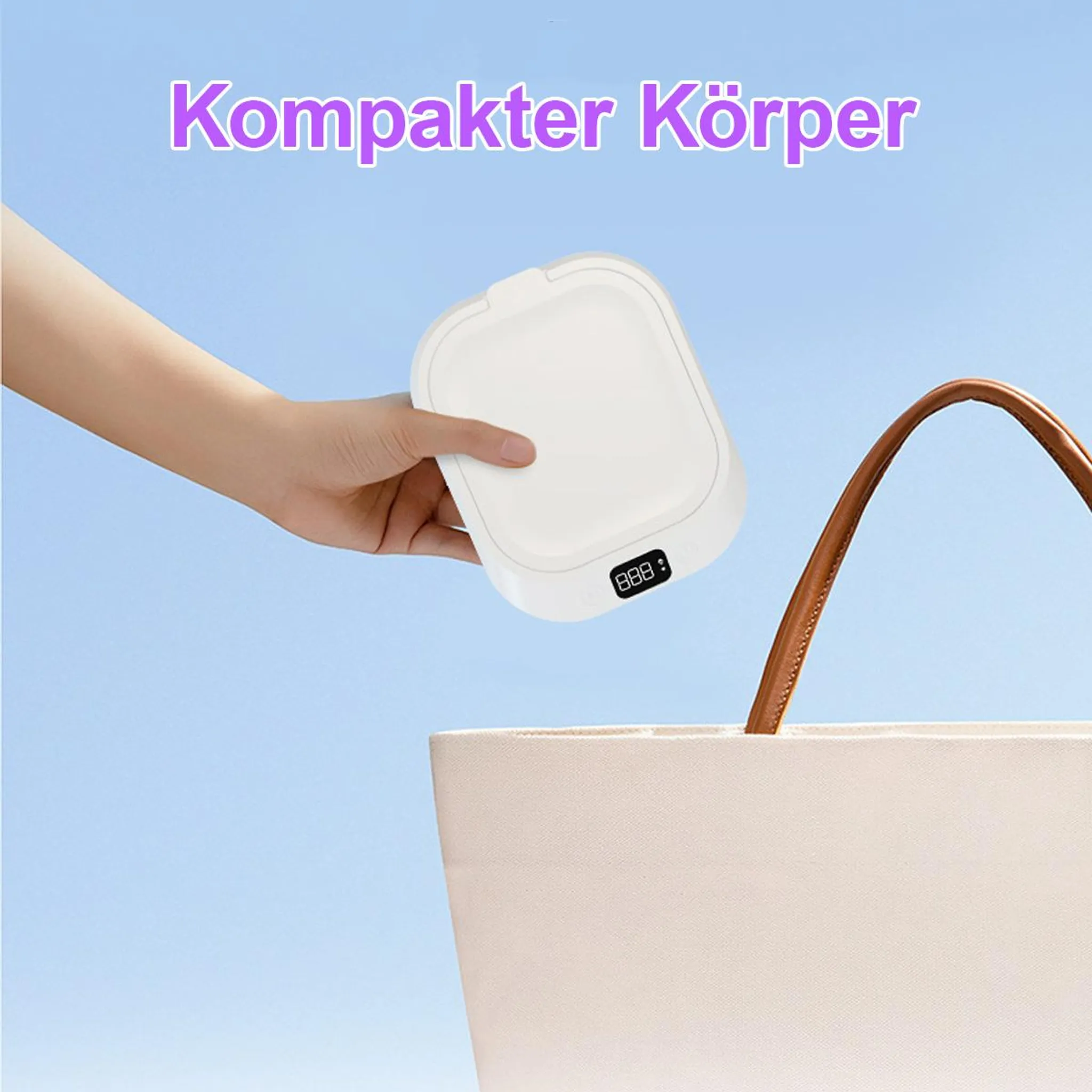 Eine Hand hält ein weißes, kompaktes Gerät mit Display über einer Tasche.