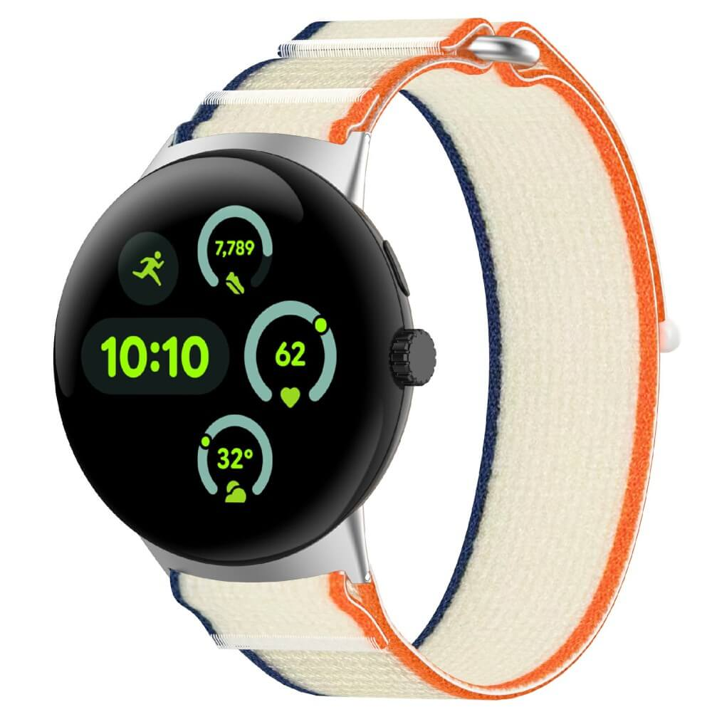 Montre connectée à bracelet clair, affichant heure, pas, rythme cardiaque et temp.
