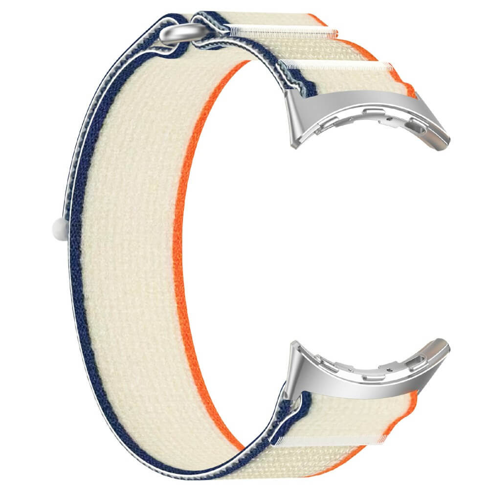 Bracelet de montre crème avec rayures orange et marine et connecteurs argentés.