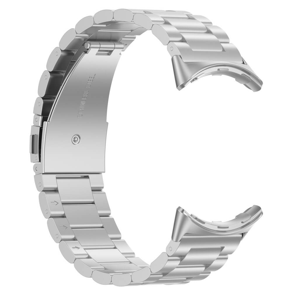Bracelet de montre argenté en acier inoxydable avec maillons, sur fond blanc.