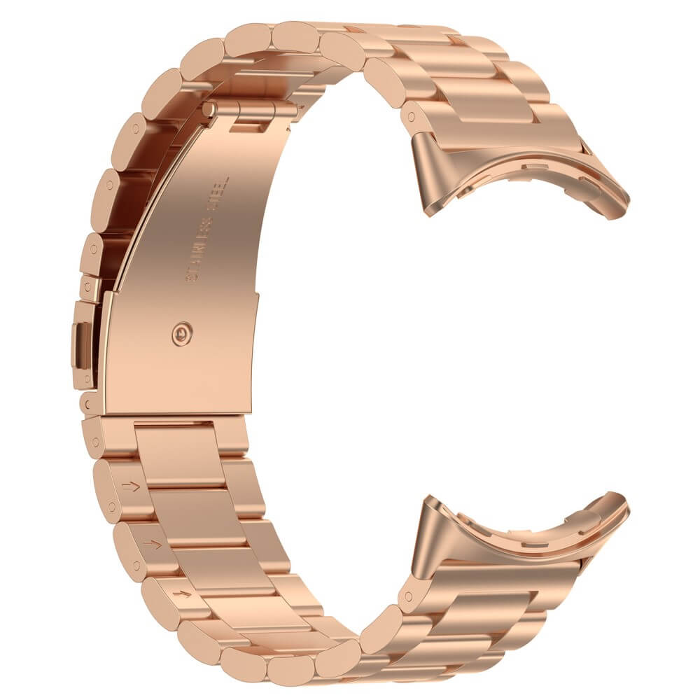 Un bracelet de montre en acier inoxydable or rose à maillons, isolé sur fond blanc.