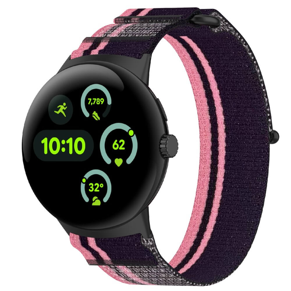 Une montre connectée avec un cadran noir et un bracelet à rayures roses et noires.