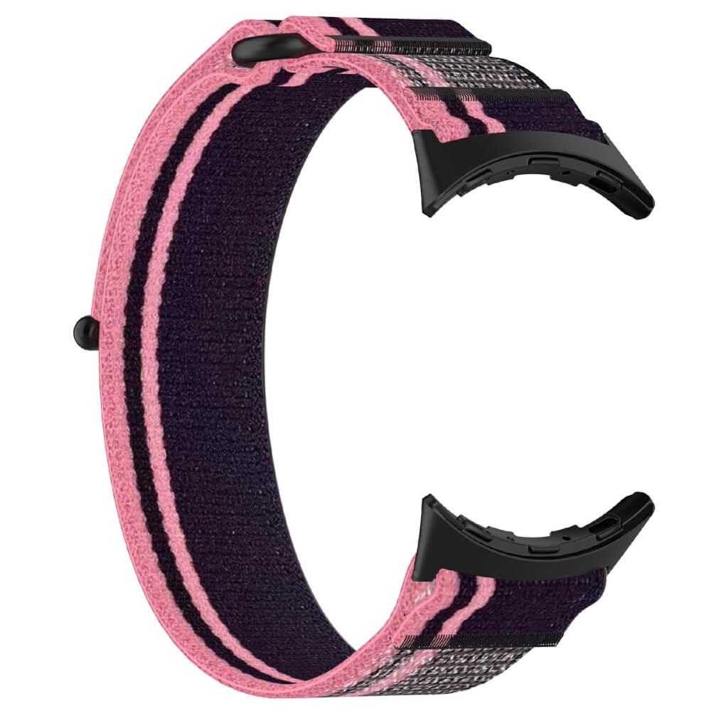 Un bracelet de montre rayé rose et noir avec des connecteurs noirs.