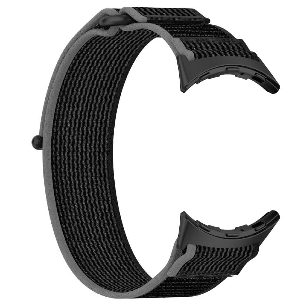 Bracelet de montre noir avec bordure grise et fermoir noir, sur fond blanc.