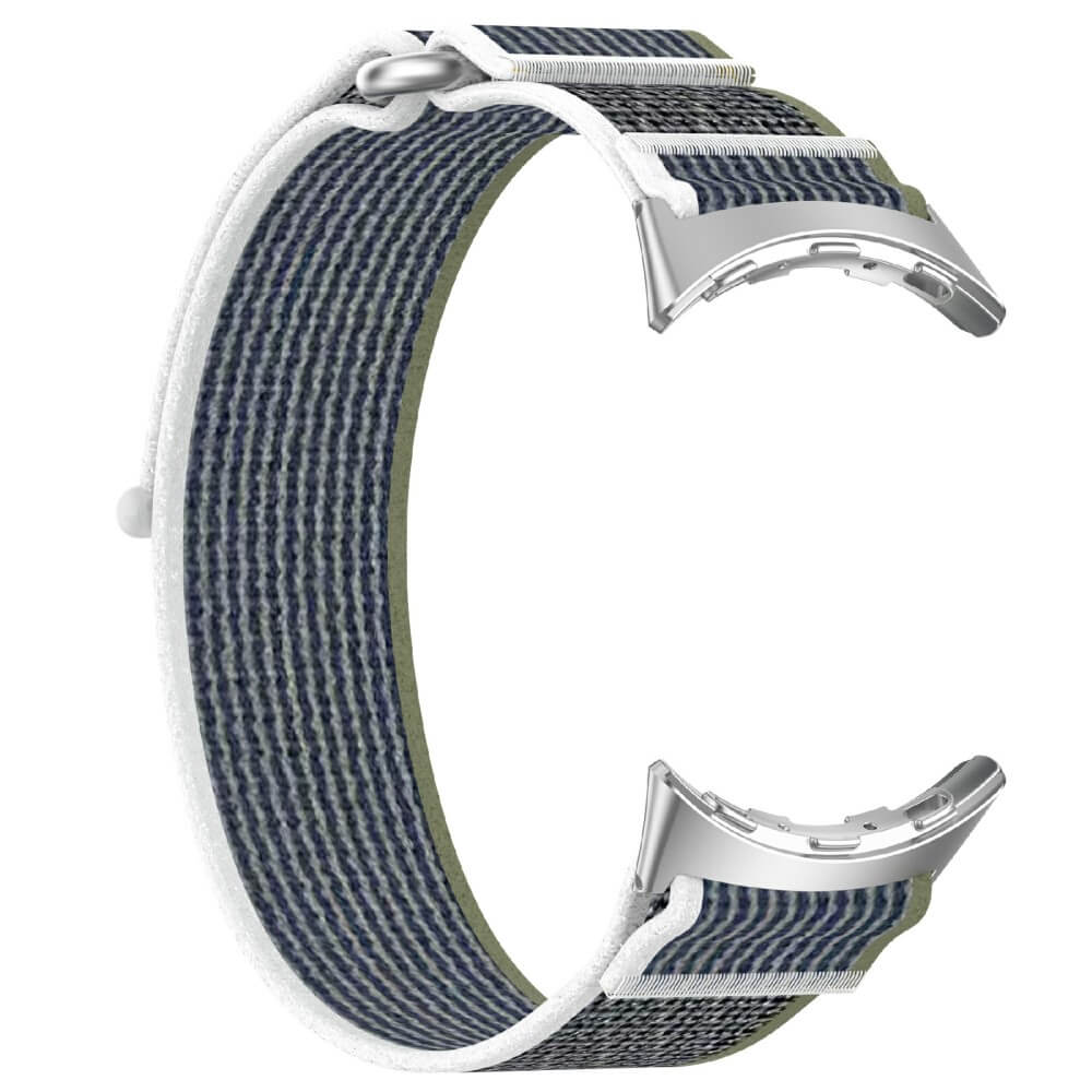 Un bracelet de montre bleu rayé avec des bords blancs et des connecteurs argentés.