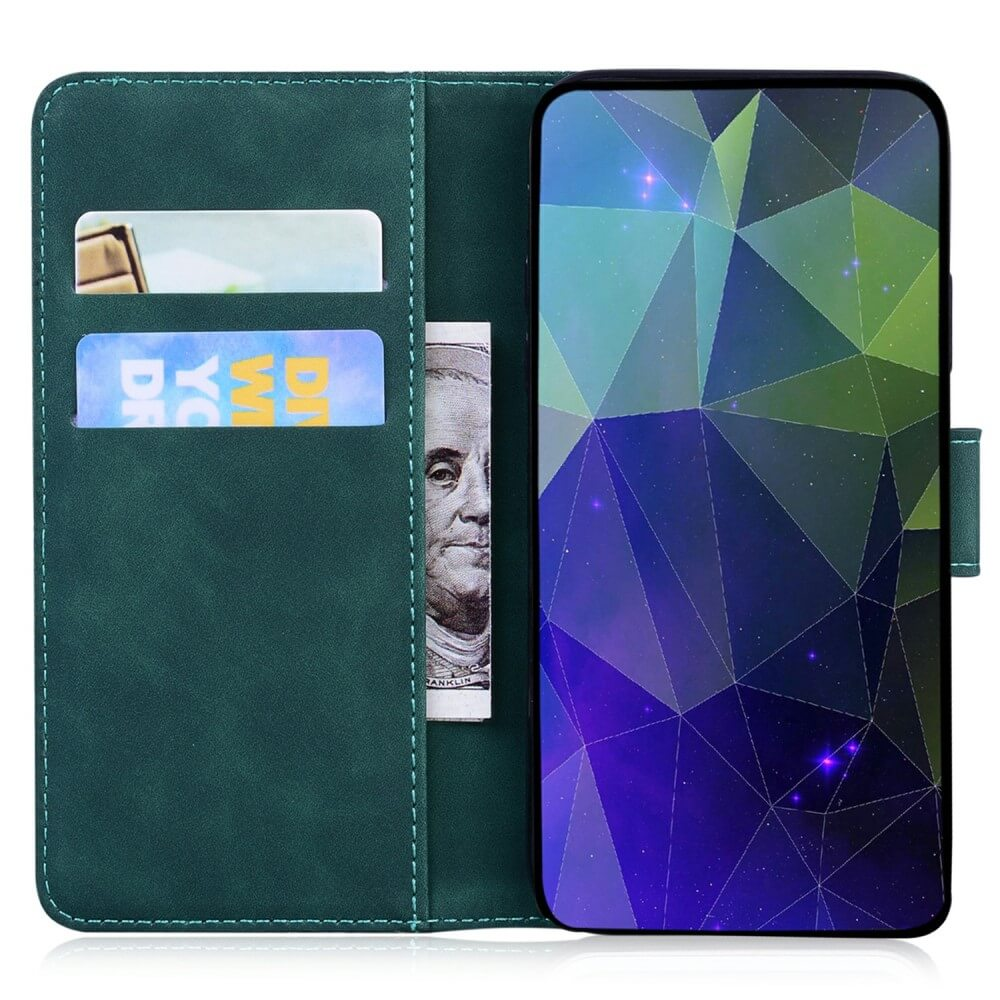 Una custodia per telefono a portafoglio verde con slot per carte e una banconota visibile.