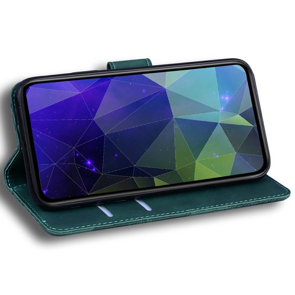 Custodia a libro verde con smartphone e sfondo geometrico.