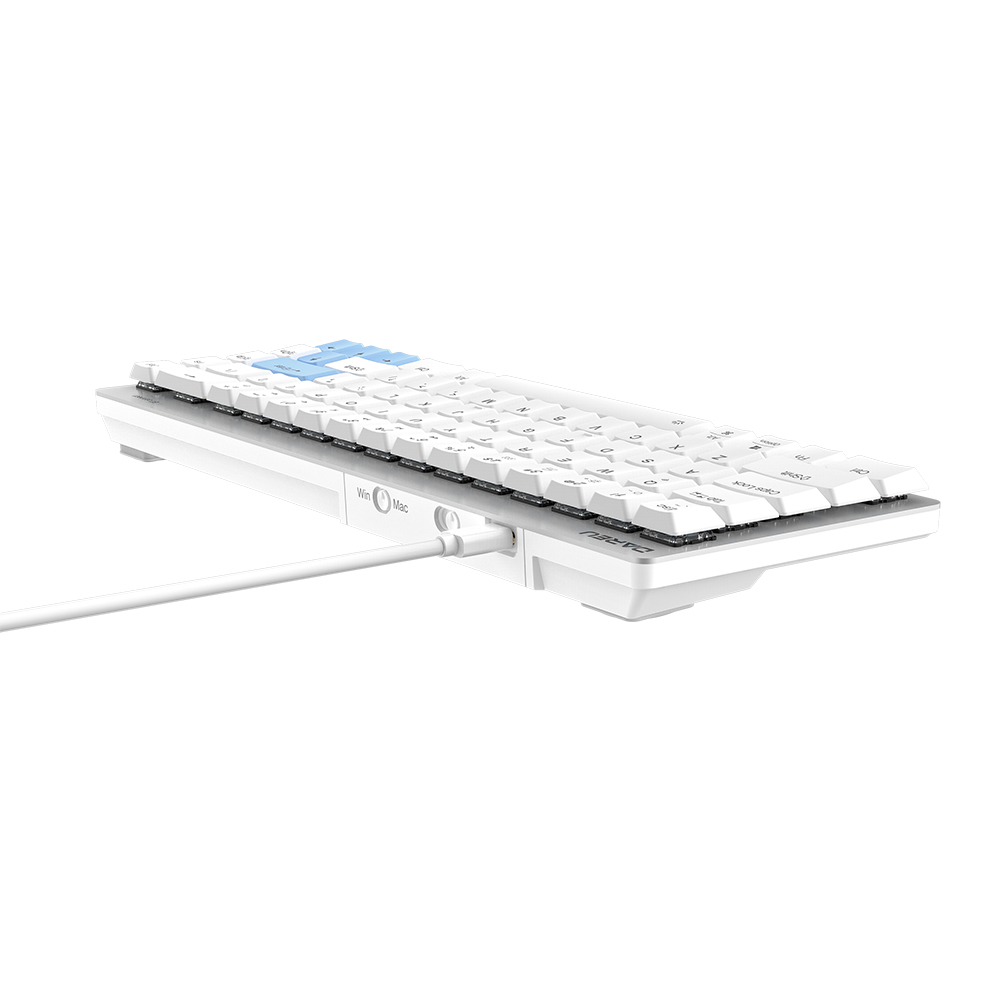 USB-C kablosu bağlı beyaz mekanik klavye. Bazı tuşlar mavidir.