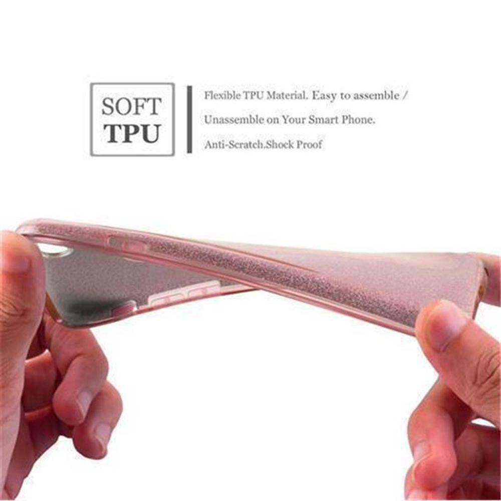 Hände halten eine flexible, roségoldfarbene Handyhülle mit Glitzer.