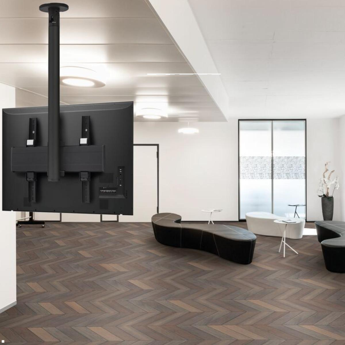Ein großer schwarzer Fernseher hängt von der Decke in einem modernen Büro mit Holzfußboden.
