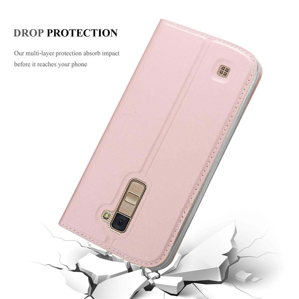 Una custodia rosa per telefono con ritaglio fotocamera poggia su terreno screpolato.