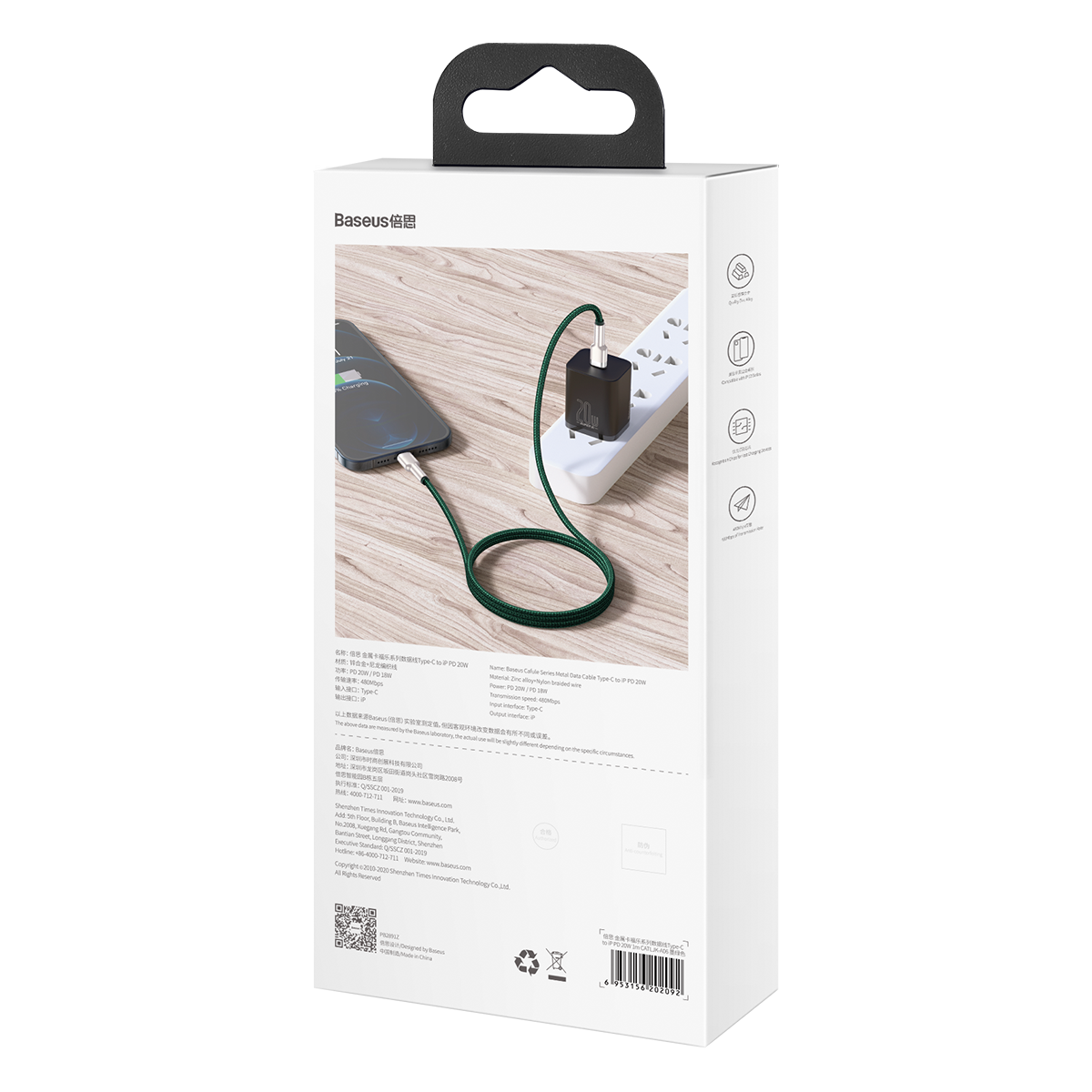 Un cavo USB-C verde carica un iPhone collegato a una ciabatta.