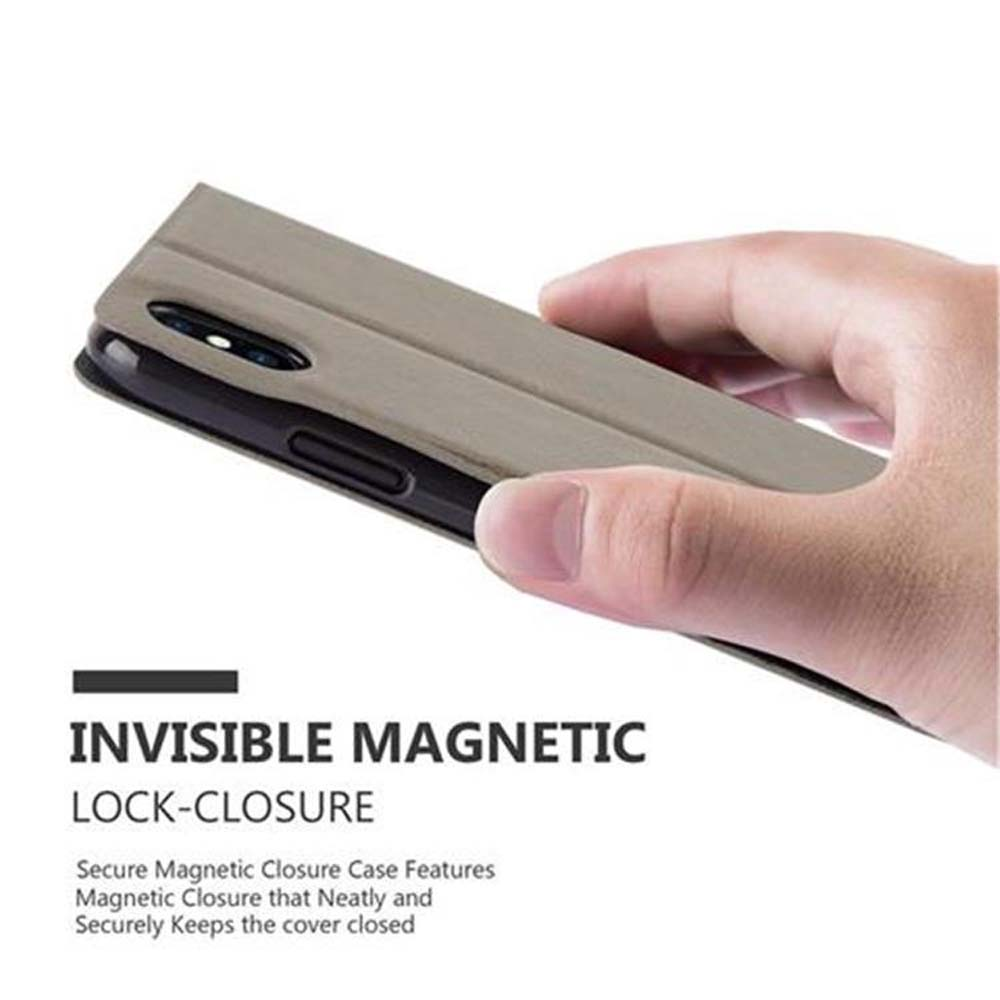 Mano che tiene un telefono grigio con custodia a chiusura magnetica.