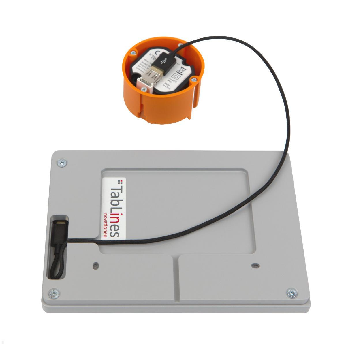 Ein orangefarbener USB-Anschluss mit Kabel ist an einem grauen rechteckigen Gehäuse befestigt.