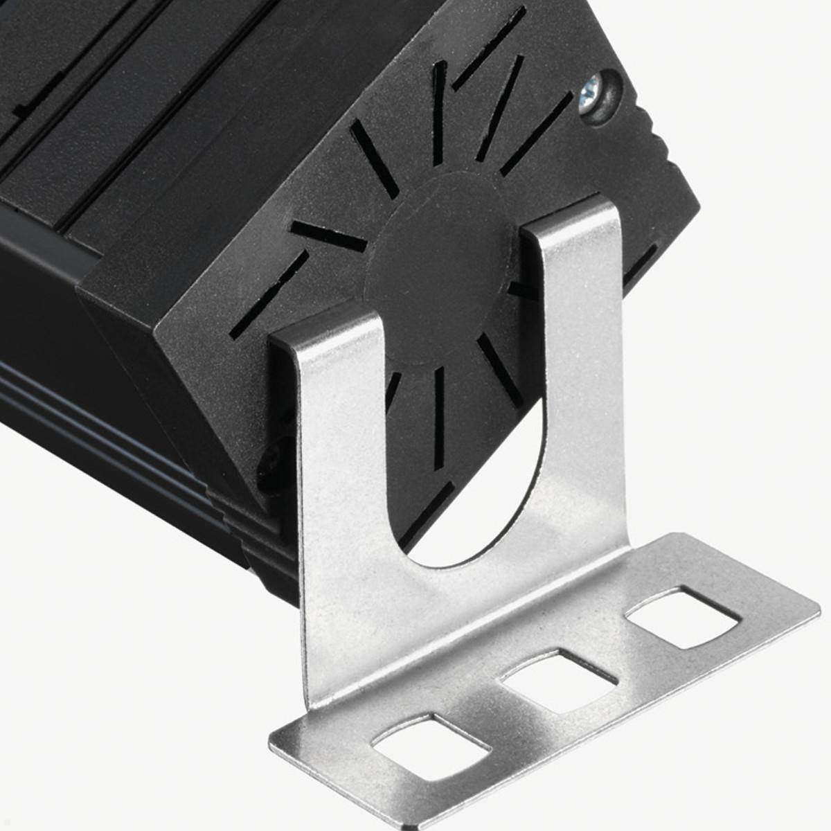 Een zwarte ventilator met metalen standaard op witte achtergrond.