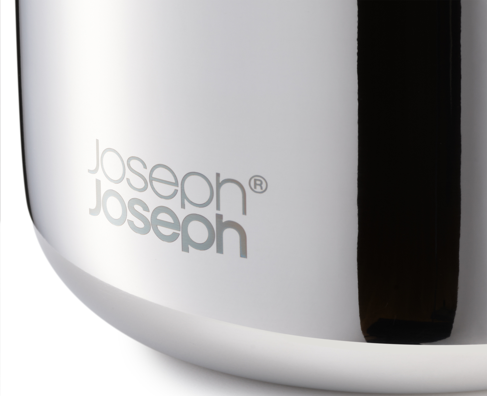 Koyu kenarlı beyaz kap üzerinde gümüş rengi Joseph Joseph logosu.