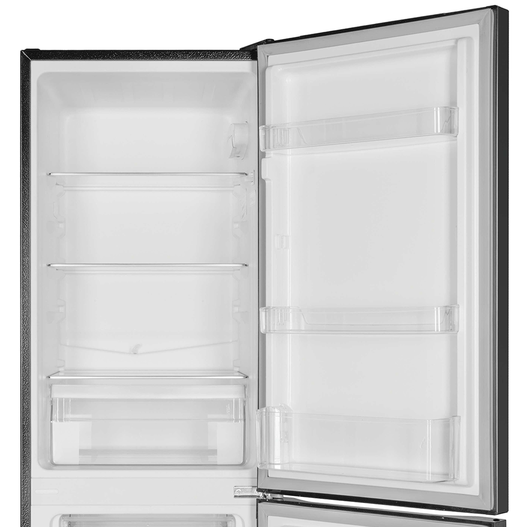 Ein leerer Kühlschrank mit geöffneter Tür, Regale und Schubladen sind sichtbar.